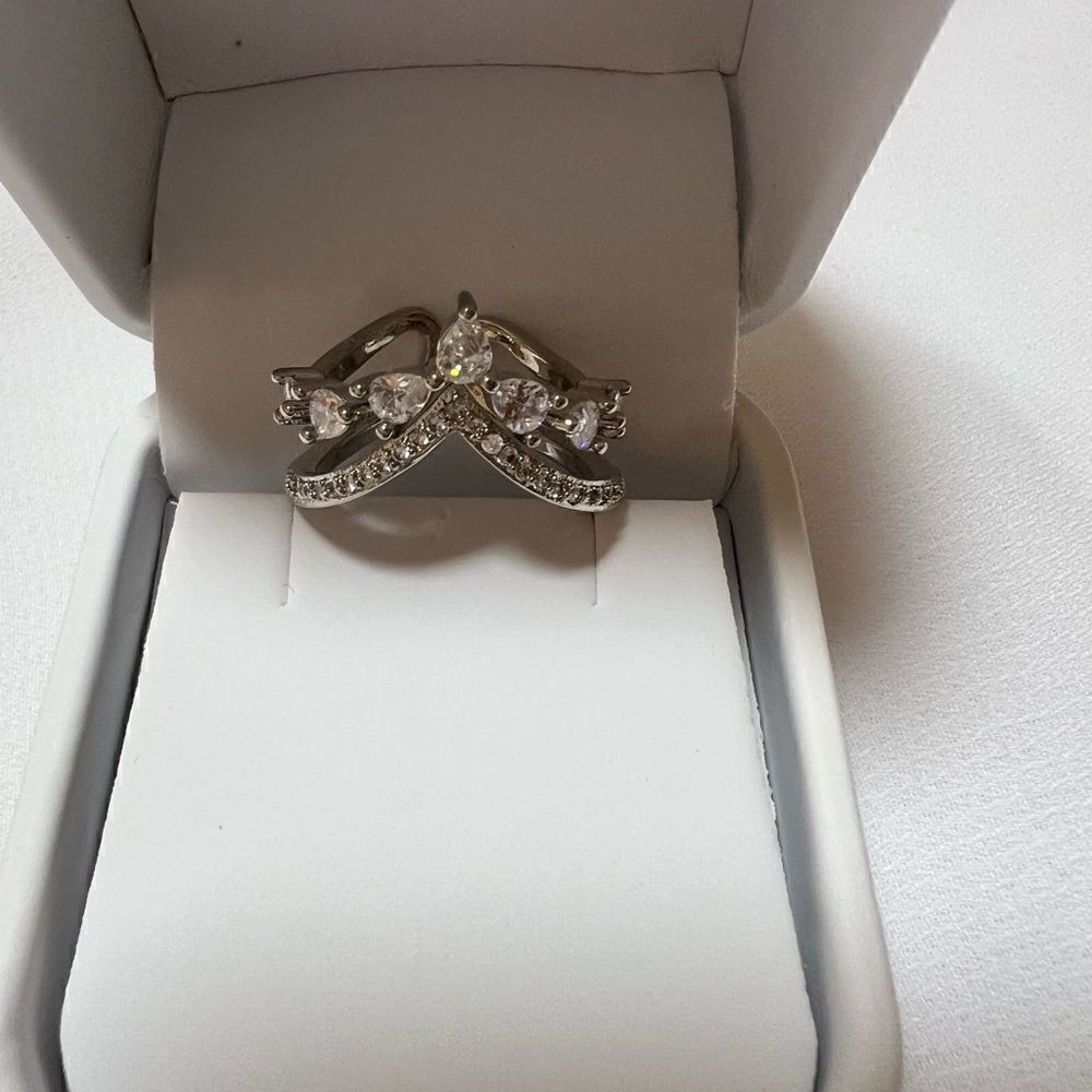 Ladies ring with Swarovski Stones, sz 7, various cuts of stones, st silver,